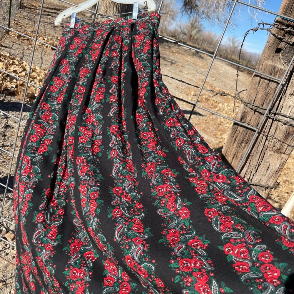 Vintage 90s Women's Western Floral Pleated Black and Red Midi Skirt 2 / XS